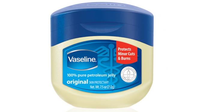 Oleskan petroleum jelly di titik nadi | via: buzzfeed.com