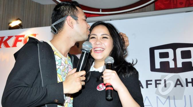 Raffi Ahmad mencium kening Nagita Slavina saat menghadiri peluncuran album bertajuk Kamulah Takdirku, Kemang, Jakarta, Senin (4/5/2015).(Liputan6.com/Panji Diksana)
