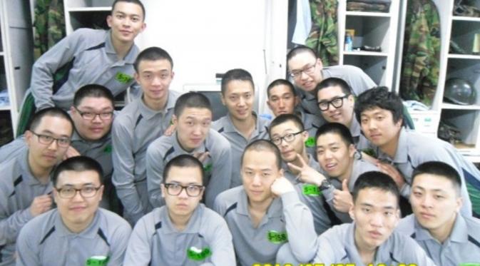 Yesung bersama rekan-rekannya saat bertugas [Foto: Facebook Yesung]