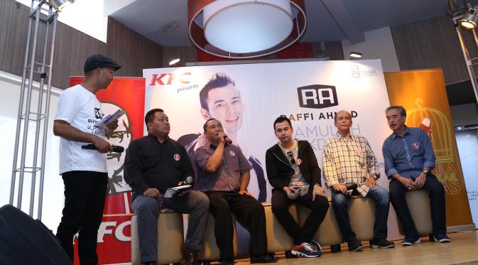 Raffi Ahmad dan beberapa orang yang mendukung produksi album barunya (Galih W. Satria/Bintang.com)
