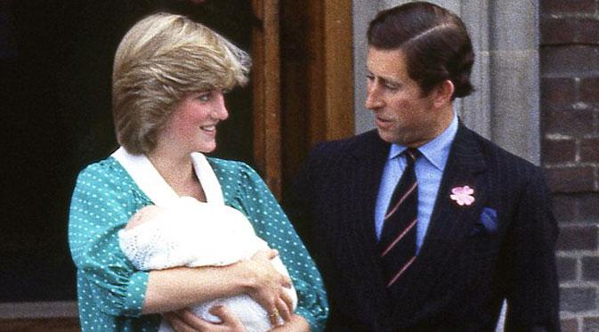 Momen ketika Putri Diana dan Pangeran Charles memperkenalkan Pangeran William pada dunia (via dailymail.co.uk)