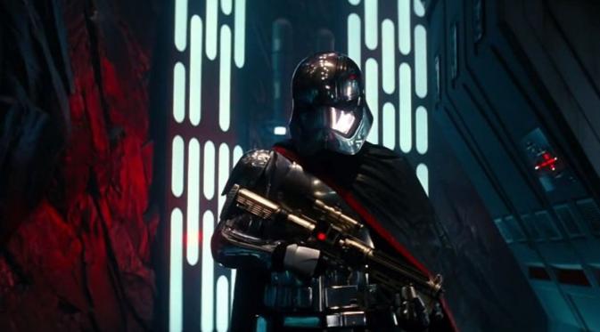 Gwendoline Christie berperan sebagai Captain Phasma di Star Wars: The Force Awakens. Foto: THR