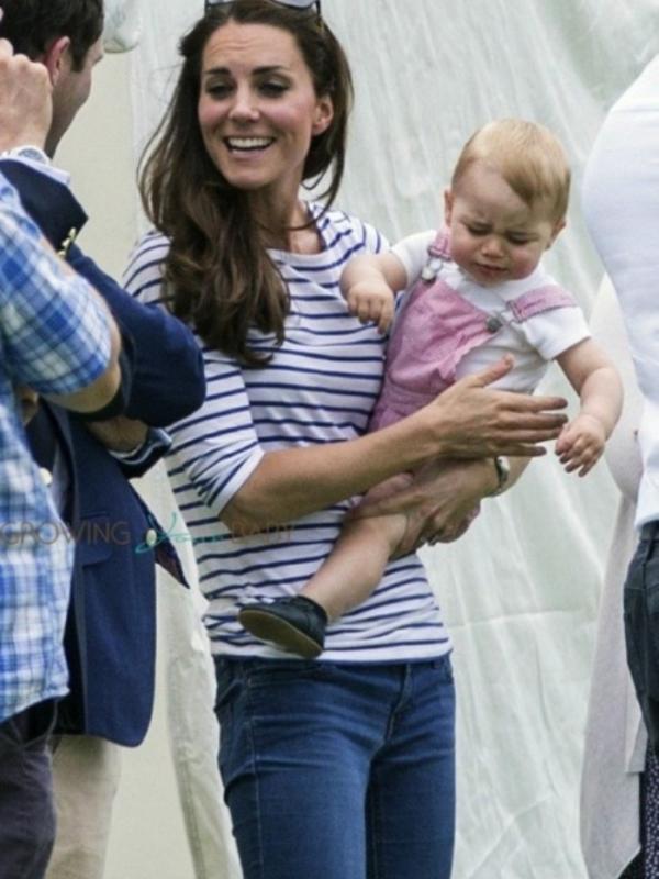 Lady Diana dan Kate Middleton menggendong anak mereka di pinggang (Via: growingyourbaby.com)