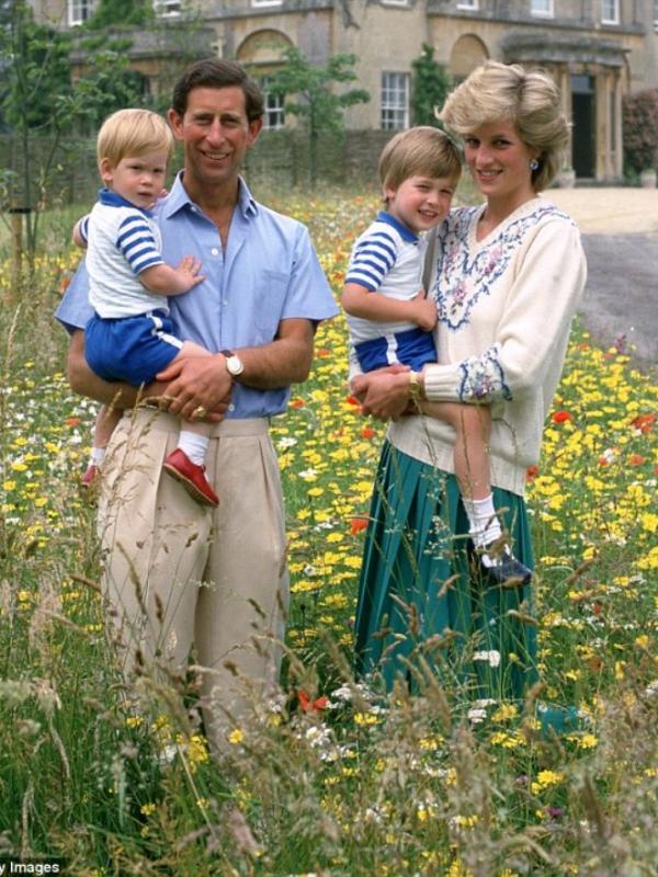 Lady Diana dan Kate Middleton menggendong anak mereka di pinggang (Via: dailymail.co.uk)
