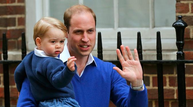 Pangeran William bersama anaknya Pangeran George. (REUTERS/Suzanne Plunkett)