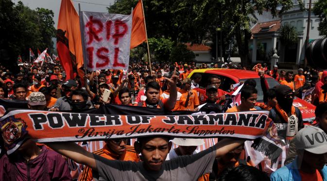 Salah satu suporter Persija membentangkan syal saat melakukan aksi menuju Istana Negara, Jakarta, Selasa (5/5/2015). Jakmania juga memenuhi ruas jalan Medan Merdeka Barat saat akan berunjuk rasa di depan Istana Negara. (Liputan6.com/Johan Tallo)