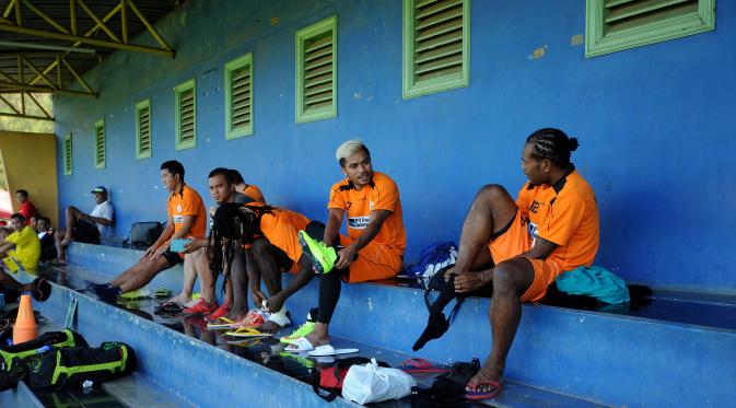 Sejumlah pemain Persipura bersiap melakukan latihan di Lapangan C Senayan, Jakarta, Senin (5/5/2015). Latihan tersebut merupakan persiapan jelang AFC 2015 di Bengaluru, India, 12 Mei mendatang. (Liputan6.com/Helmi Fithriansyah)