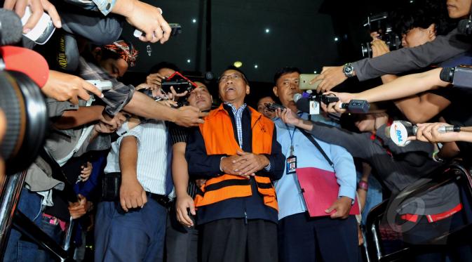 Mantan Menteri Energi dan Sumber Daya Mineral (ESDM) Jero Wacik keluar dari gedung KPK usai menjalani pemeriksaan, Jakarta, Selasa (5/5/2015). Jero ditahan karena diduga melakukan tindak pidana pemerasan. (Liputan6.com/Andrian M Tunay)