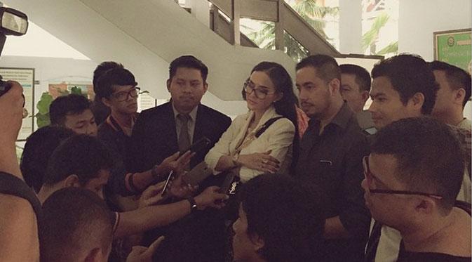 Cynthiara Alona didampingi tim pengacaranya saat berada di Pengadilan Negeri Tangerang, Banten. (via Instagram)