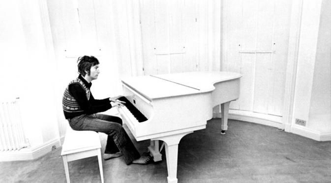 Jhon Lennon adalah seorang pianis yang sangat melegenda 