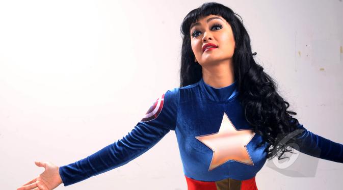 Jupe--sapaan akrab Julia Perez--terlihat seksi mengenakan kostum superhero yang mirip dengan Captain America saat melakukan sesi pemotretan di salah satu studio di kawasan Kebon Jeruk, Jakarta, Selasa (5/5/2015). (Liputan6.com/Faisal R Syam)