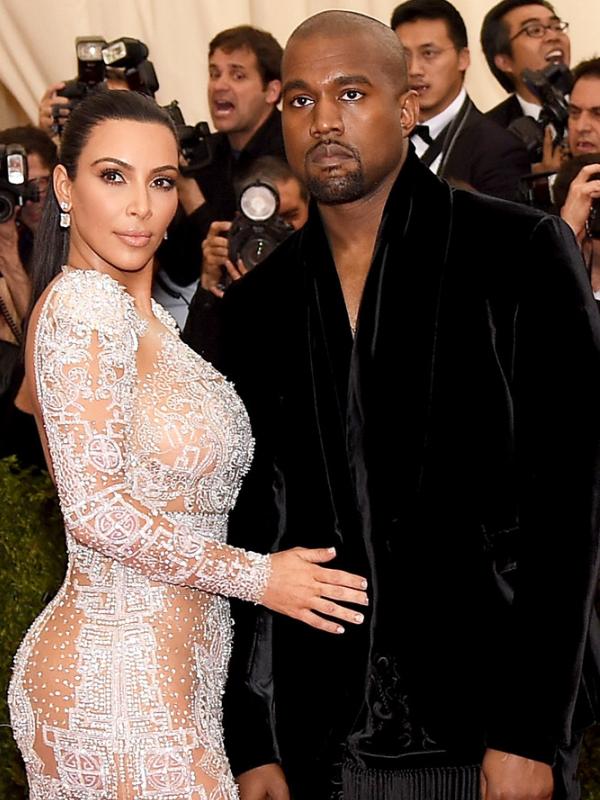 Kim Kardashian dan Kanye West di Met Gala 2015 (via usmagazine.com)