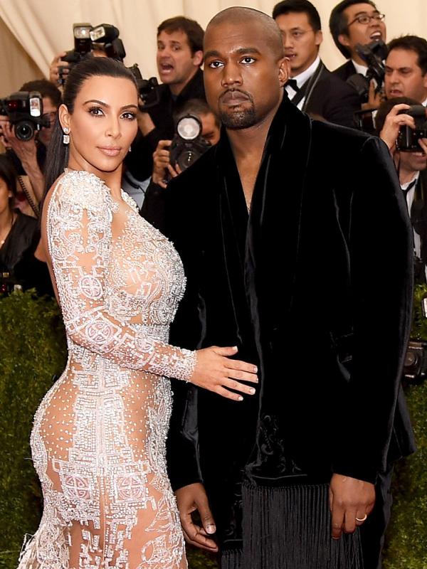 Kim Kardashian dan Kanye West di Met Gala 2015 (via usmagazine.com)