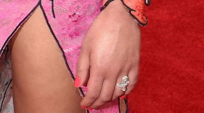 FKA Twigs terlihat menggunakan cincin di jari manisnya. (foto: mirror.co.uk)
