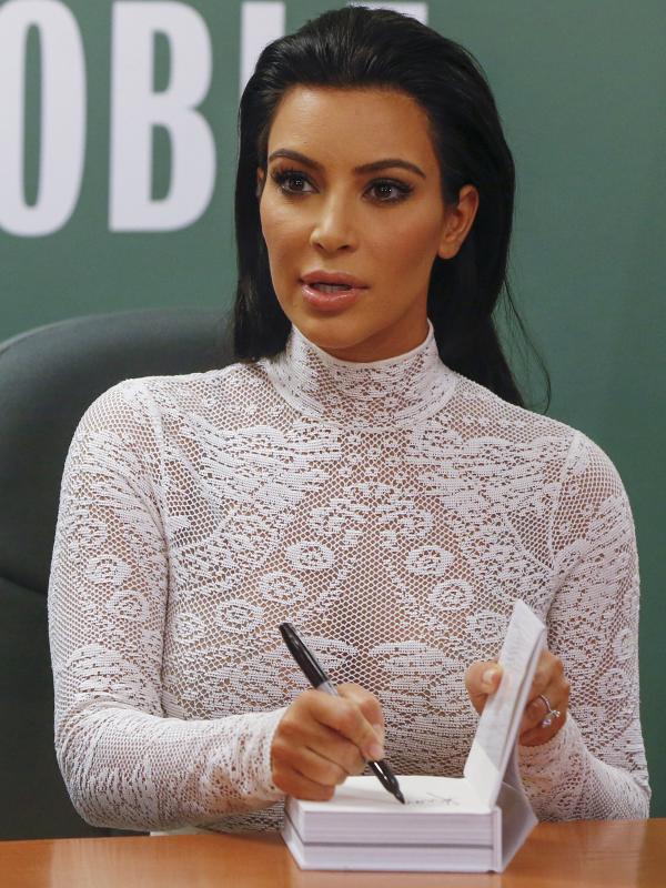 Kim Kardashian saat menandatangani bukunya berjudul 