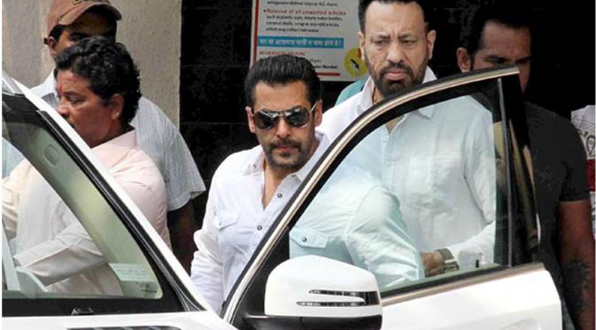 Salman Khan keluar dari pengadilan setelah divonis penjara selama 5 tahun. Foto: Bollywoodlife.com