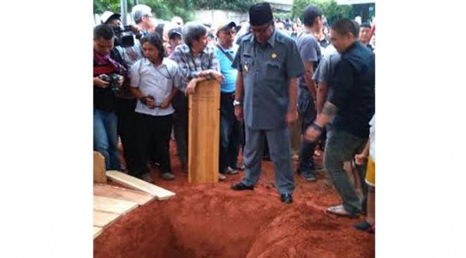 Rano Karno awasi penggalian kubur Pepeng 