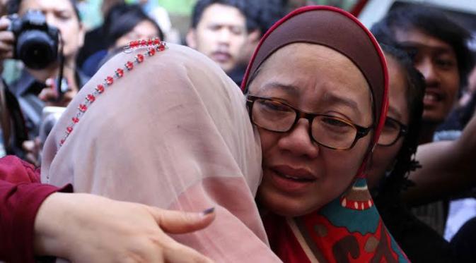 Istri Pepeng tak bisa menahan tangisnya (liputan6.com/Helmi Afandi)