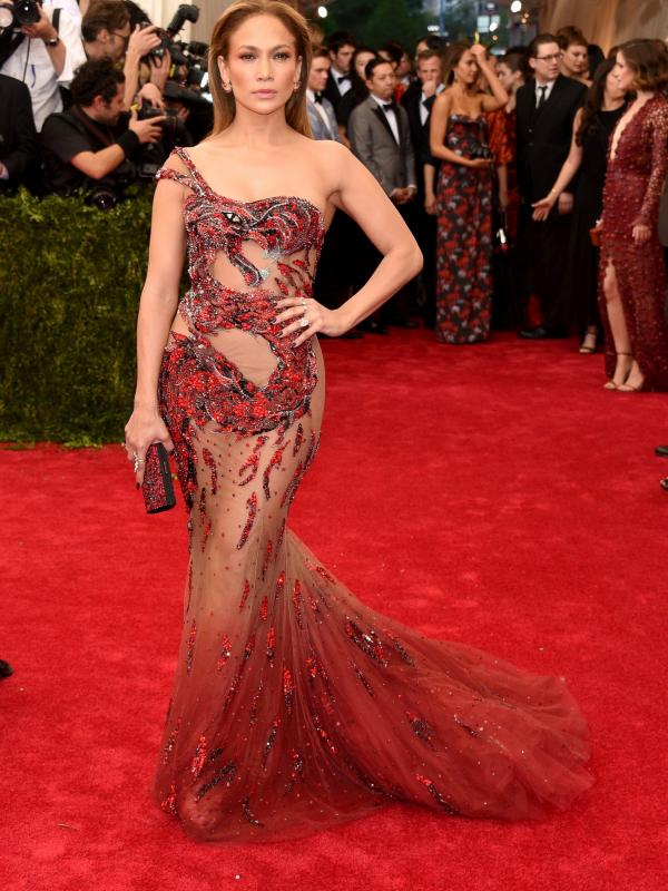 Jennifer Lopez di Met Gala 2015 (via abcnews.go.com)