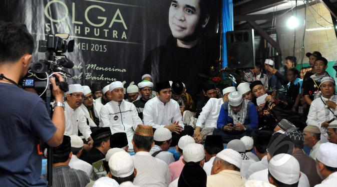 Ustad Zacky Mirza dan Billy Syaputra saat acara tahlilan 40 hari meninggalnya Olga Syhaputra di kediaman orang tua Olga di kawasan Duren Sawit, Jakarta, Rabu (6/5/2015). (Liputan6.com/Panji Diksana)