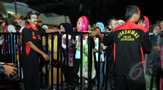 Sejumlah warga tertahan di depan gerbang karena tidak diizinkan mengikuti acara tahlilan 40 hari meninggalnya Olga Syhaputra di kediaman orang tua Olga di kawasan Duren Sawit, Jakarta, Rabu (6/5/2015). (Liputan6.com/Panji Diksana)