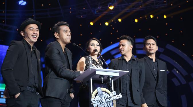 Aksi Geisha saat menerima penghargaan di SCTV Music Awards 2015 (Wimbarsana/Bintang.com)
