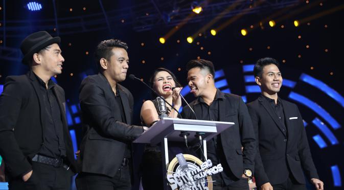 Aksi Geisha saat menerima penghargaan di SCTV Music Awards 2015 (Wimbarsana/Bintang.com)