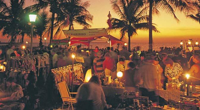 Darwin memiliki Pantai Mindil yang keindahan sunset-nya diakui dunia. Anda bisa menikmat berbagai kuliner enak sambil memandang matahari