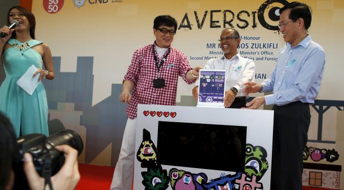Duta anti-narkoba, Jackie Chan bersama Menteri Dalam Negeri dan Luar Negeri Singapura, Masagos Zulkifli saat meluncurkan aplikasi mobile game anti-narkoba 'Aversion' di Nanyang Polytechnic, Singapura, Kamis (7/5/2015). (Reuters/Edgar Su)