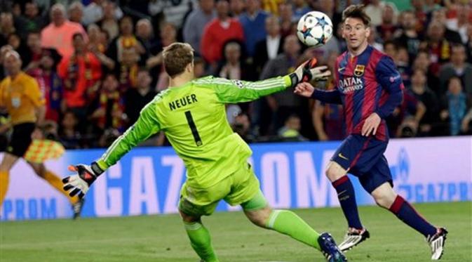 Lionel Messi menaklukkan Manuel Neuer untuk mencetak gol kedua Barcelona. (AP Photo/Emilio Morenatti)