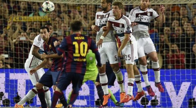 Pemain-pemain Bayern Muenchen berusaha menahan tendangan bebas Lionel messi. (AFP PHOTO/LLUIS GENE)