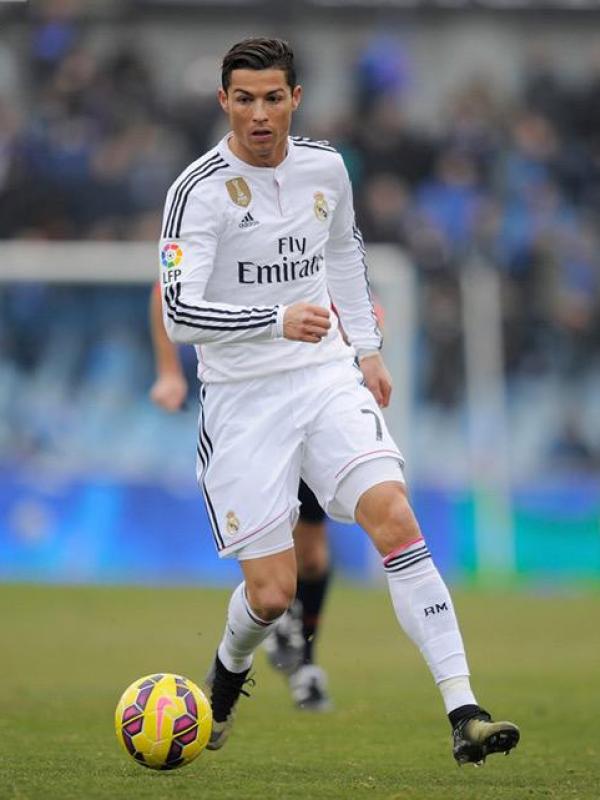 Foto Cristiano Ronaldo mendrible bola di ajang Liga Champions 2015