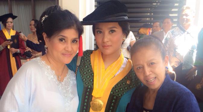 Sang ibu, Tetty Liz Indriati pun ikut hadir merayakan keberhasilan putrinya mendapatkan gelar Magister Hukum. (Ruben Silitonga/Bintang.com)