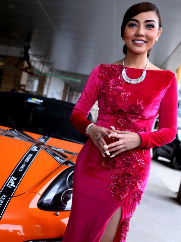 Bella Shofie dan mobil mewahnya. (Wimbarsana/Bintang.com)