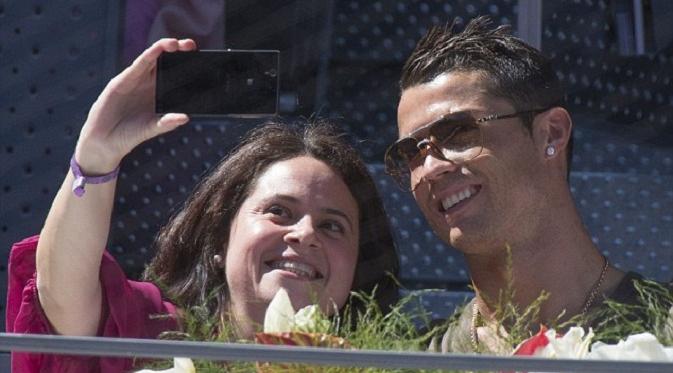 Cristiano Ronaldo sempat berfoto bareng dengan fans saat nonton tenis Madrid Open (Daily Mail)