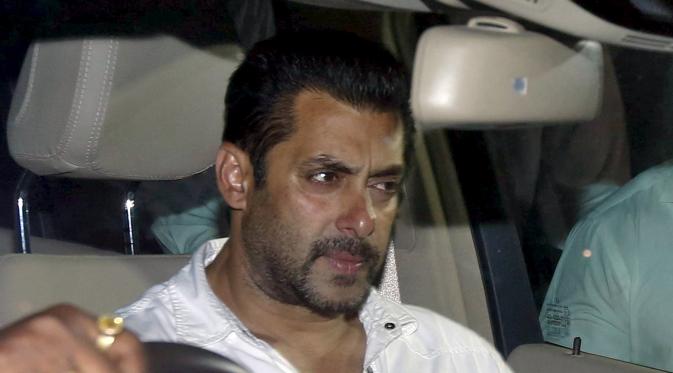 Bintang Bollywood, Salman Khan berada dalam mobil saat meninggalkan pengadilan di Mumbai, India, Rabu (6/5/2015). Salman Khan dijatuhi hukuman penjara selama lima tahun setelah terbukti bersalah dalam kasus tabrak lari pada 2002.(REUTERS/Shailesh Andrade)