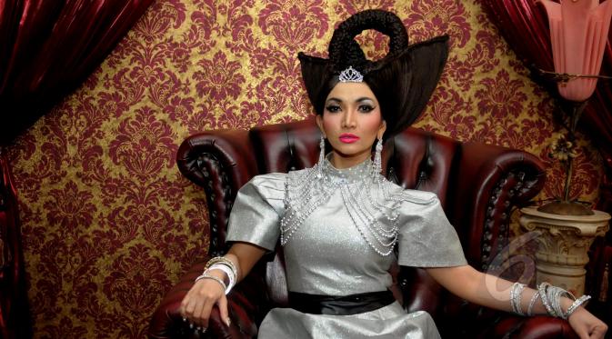 Model dan aktris cantik Roro Fitria saat melakukan proses syuting video klip terbarunya 'Culik Aku' di kawasan Petukangan Utara, Jakarta, Kamis (7/5/2015). (Liputan6.com/Faisal R Syam)