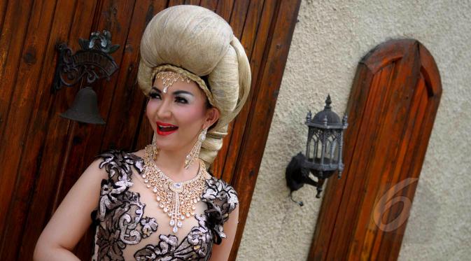 Roro Fitria saat melakukan proses syuting video klip terbarunya 'Culik Aku' di kawasan Petukangan Utara, Jakarta, Kamis (7/5/2015). Video klip tersebut tentang putri kerajaan yang menunggu pangerannya. (Liputan6.com/Faisal R Syam)