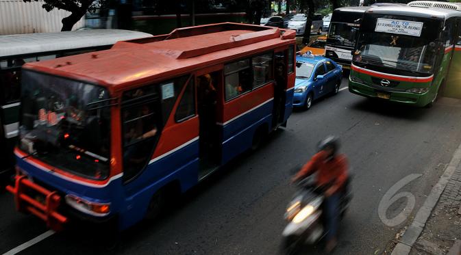 Bukan hanya Kopaja, rencananya Ahok juga akan menghilangkan Metro Mini dari Jakarta, Jumat (8/5/2015). Pemerintah Provinsi DKI Jakarta secara bertahap membenahi angkutan masal tersebut. (Liputan6.com/Johan Tallo)