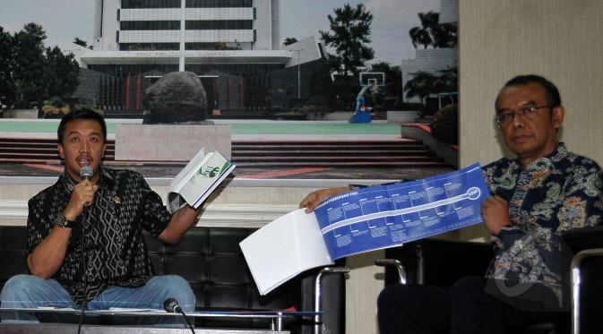 Menpora Imam Nahrawi didampingi Deputi V Bidang Harmonisasi dan Kemitraan Kemenpora, Gatot S. Dewa Broto saat mengumumkan pembentukan tim transisi PSSI, Jakarta, Jumat (8/5/2015). (Liputan6.com/Yoppy Renato)