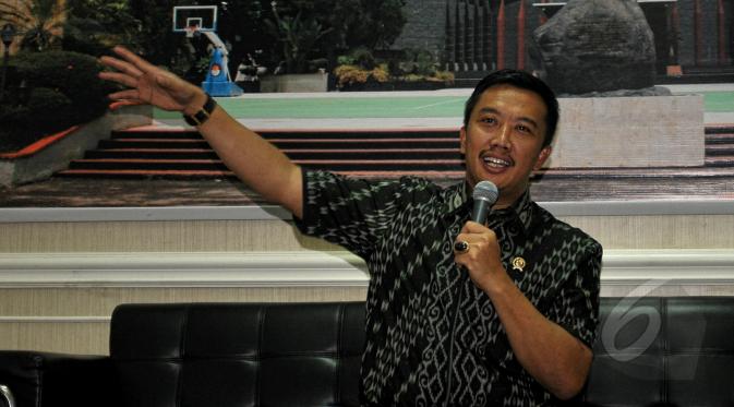 Menteri Pemuda dan Olahraga (Menpora) Imam Nahrawi saat konferensi pers terkait pembentukan tim transisi PSSI, Jakarta, Jumat (8/5/2015). Menpora mengumumkan sejumlah nama yang menjadi Tim Transisi. (Liputan6.com/Yoppy Renato)