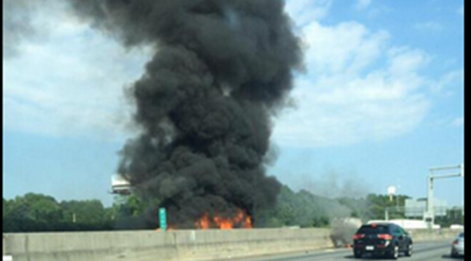 Pesawat jatuh di jalan tol. (Chris Monroe Traffic/Twitter)