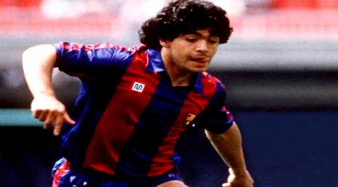Saat Diego Maradona bermain di Klub Barcelona