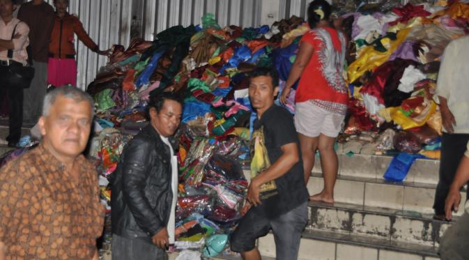 Pedagang Pasar Johar, Semarang, menyelamatkan barang-barang yang tersisa (Liputan6.com/Edhie Prayitno Ige)