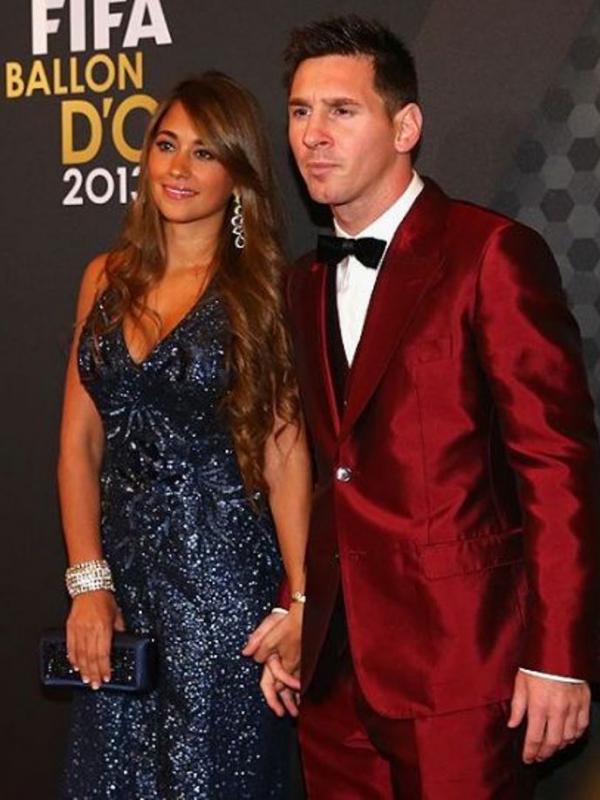 Suit anggur merah a la Messi di acara Balon D'Or (Via: famousfix.com)