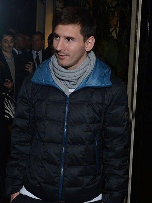 Style Messi gak berkurang kecenya pas jalan sendirian (Via: famousfix.com)