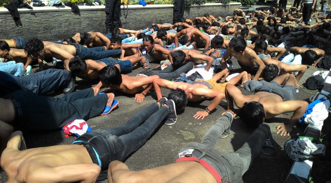 Para preman Bogor yang terjaring razia dihukum push up (Liputan6.com/Bima Firmansyah)
