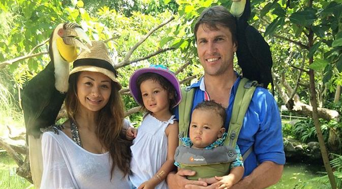 Indah Kalalo dan Ibrahim Justin Werner bersama dua anaknya saat berlibur di Bali. (via Instagram.com)