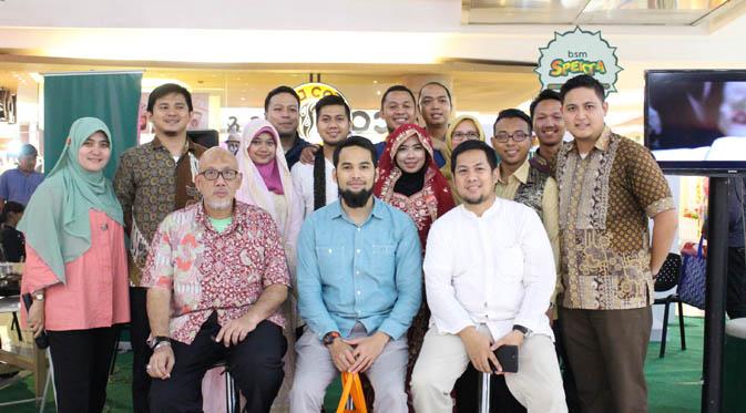 Wisnu dan Shireen pertama kali memperkenalkan produk-produk busana muslim untuk pria dan wanita lewat social media.