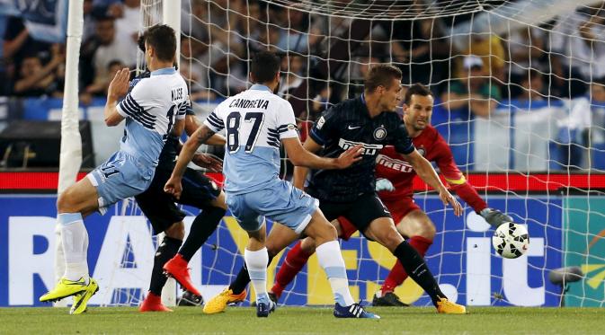 Gelandang Antonio Candreva mencetak gol pertama Lazio ke gawang Inter Milan yang dijaga kiper Samir Handanovic (REUTERS/Giampiero Sposito)